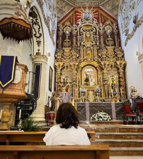 A lone woman sitting in church.