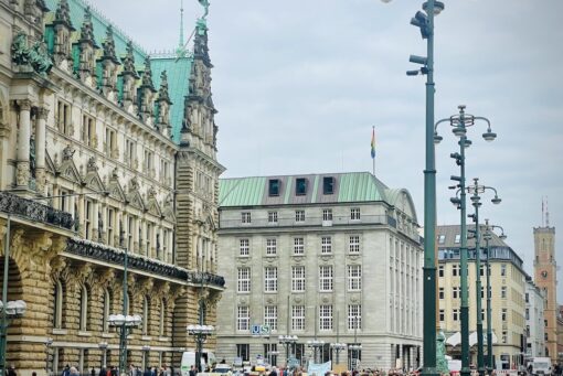 Side shot of the Radhuis in Hamburg city centre, with majestic buildings next to it.